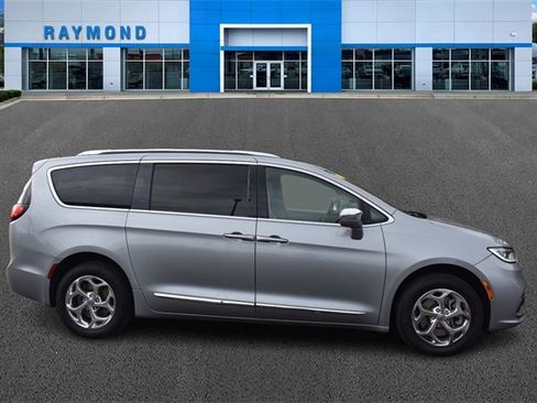 Used 2021 Chrysler Pacifica Limited image 2