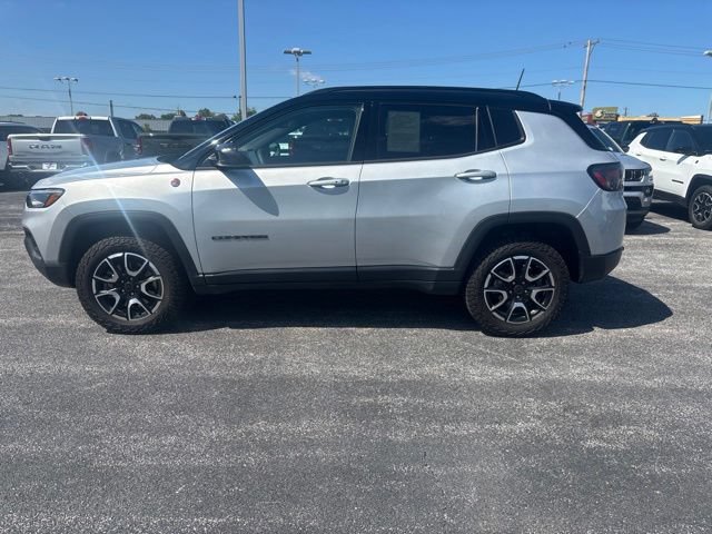 Used 2025 Jeep Compass Trailhawk w/ Trailhawk Elite Group AWD/4WD image 4