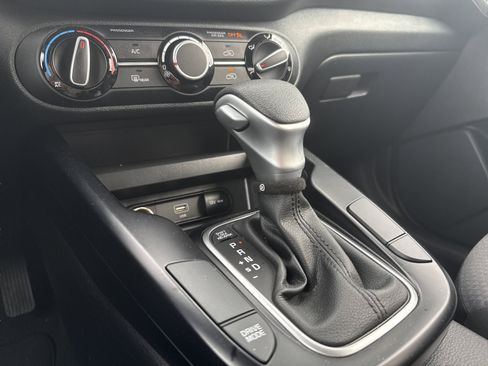 Used 2025 Kia Soul LX w/ LX Technology Package FWD image 17