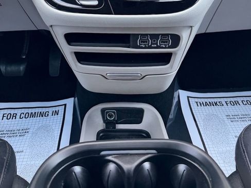 Used 2023 Chrysler Pacifica Touring-L FWD image 17