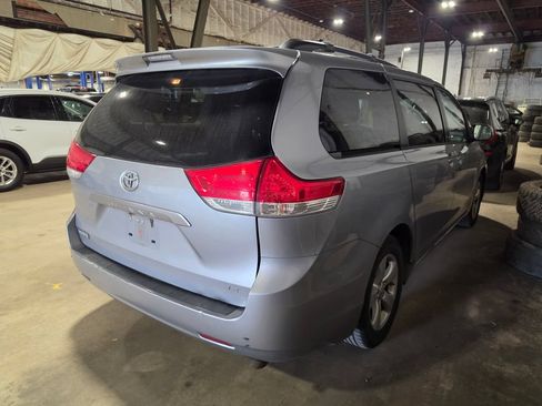 Used 2014 Toyota Sienna LE FWD image 2