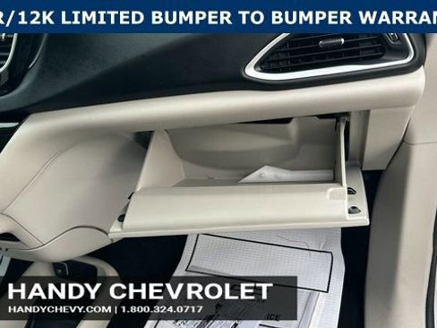 Used 2024 Chrysler Pacifica Touring-L image 59