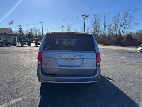 Used 2019 Dodge Grand Caravan SXT image 4