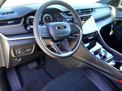 New 2025 Jeep Grand Cherokee L Altitude image 9