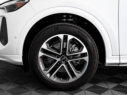 Certified 2025 Audi Q5 Premium w/ Convenience Package image 6