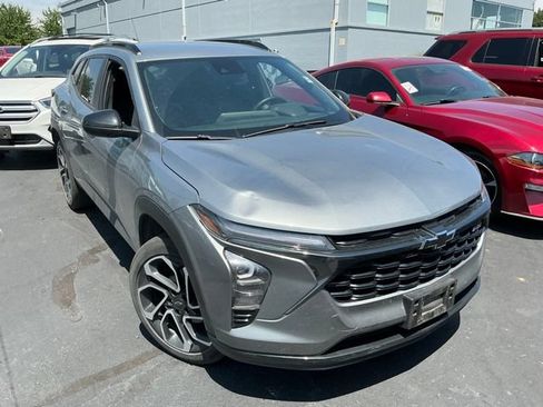 Used 2024 Chevrolet Trax RS w/ Driver Confidence Package FWD image 2