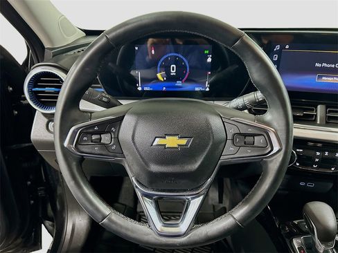 Used 2025 Chevrolet Trax LT w/ Driver Confidence Package image 9