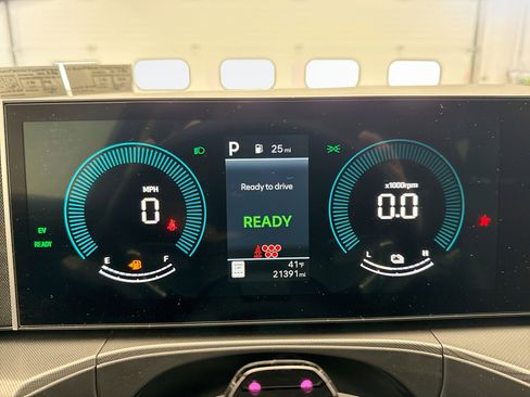 Used 2025 Hyundai Santa Fe SEL image 13