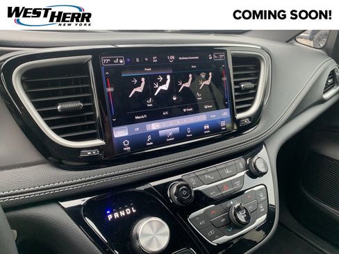 Used 2025 Chrysler Pacifica Select image 7