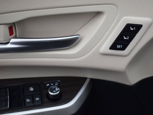 Used 2023 Toyota Sienna Limited image 18