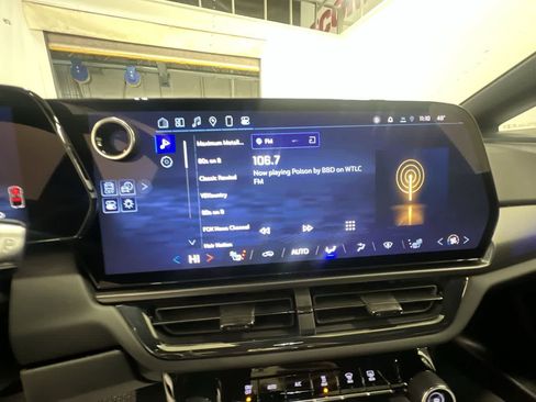 Used 2025 Chevrolet Equinox EV RS image 23