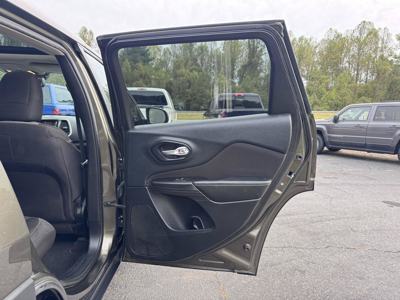 Used 2014 Jeep Cherokee Latitude w/ Comfort/Convenience Group AWD/4WD image 15