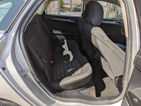 Used 2017 Ford Fusion SE w/ Fusion SE Technology Package FWD image 16