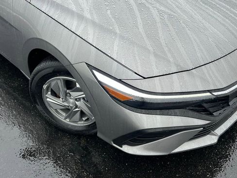 Certified 2025 Hyundai Elantra SE FWD image 2