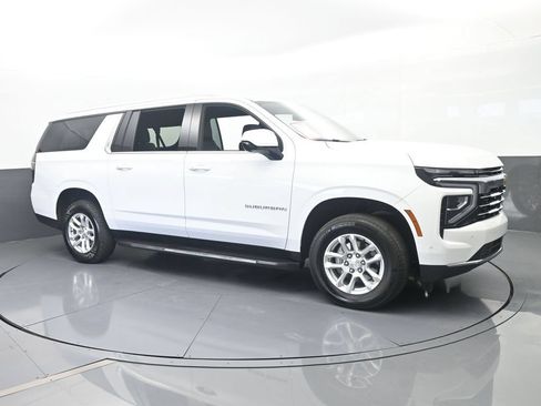 Used 2025 Chevrolet Suburban LT RWD image 8