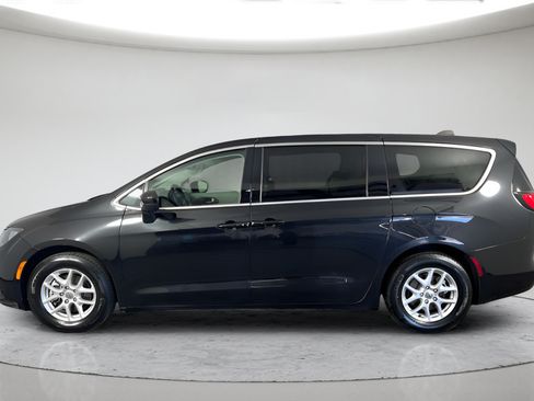 Used 2023 Chrysler Voyager LX FWD image 6