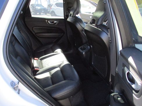 Used 2025 Volvo XC60 B5 Plus image 15