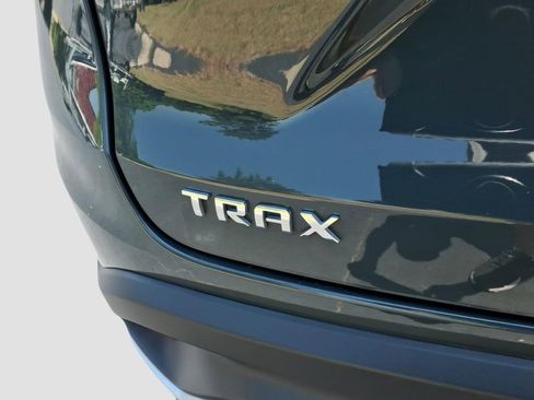 Used 2025 Chevrolet Trax LT FWD image 9