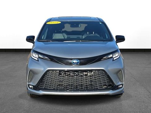 Used 2025 Toyota Sienna XSE image 4