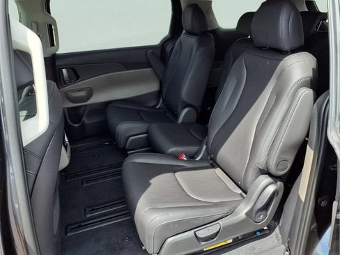New 2026 Kia Carnival EX FWD image 16