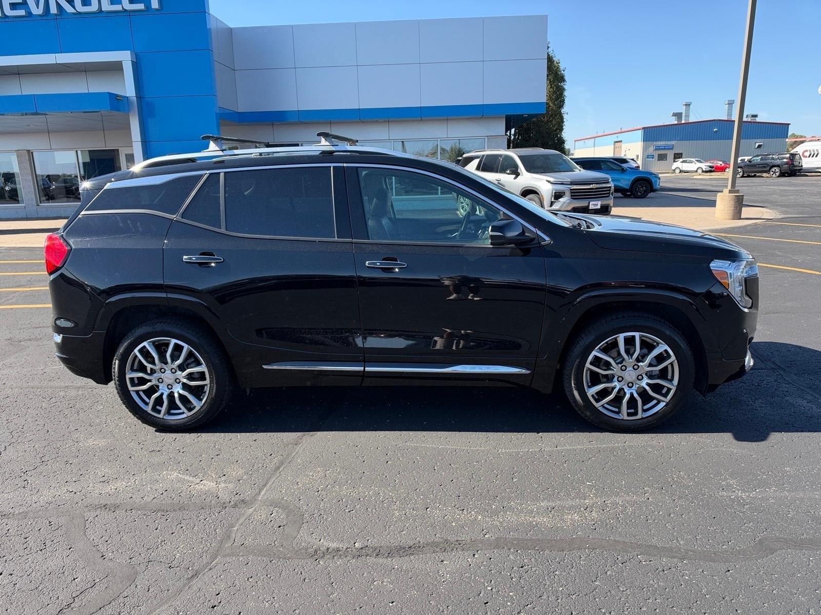 Used 2023 GMC Terrain Denali w/ Denali Premium Package AWD/4WD image 2
