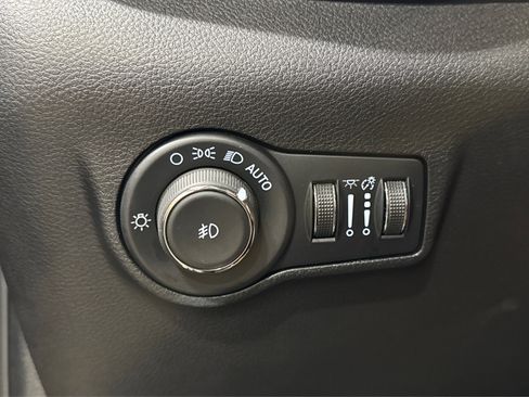 Used 2025 Jeep Compass Limited image 20