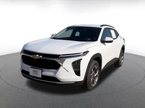 Used 2025 Chevrolet Trax LT w/ LT Convenience Package image 7