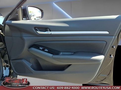 Used 2025 Nissan Altima 2.5 SL FWD image 13