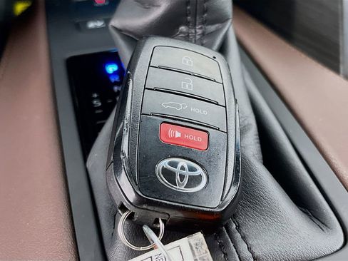 Used 2023 Toyota Venza Limited AWD/4WD image 24