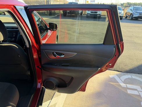 Used 2016 Nissan Rogue SV FWD image 12