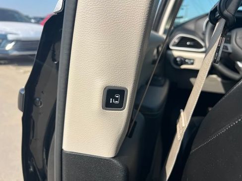 Used 2023 Chrysler Pacifica Touring-L FWD image 19