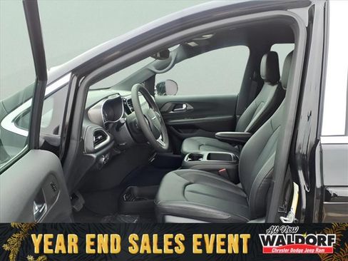 New 2026 Chrysler Pacifica Select image 9