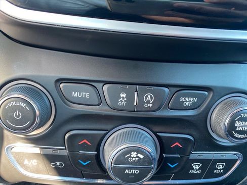 Used 2019 Jeep Cherokee Limited AWD/4WD image 14