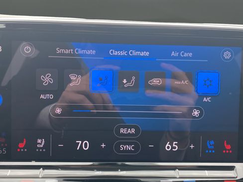 Used 2024 Volkswagen Atlas Peak Edition SE AWD/4WD image 18