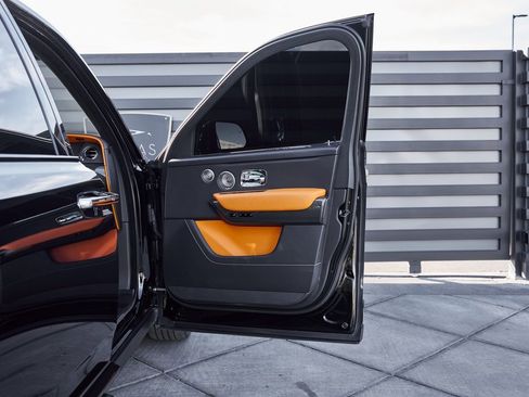 Used 2022 Rolls-Royce Cullinan Black Badge w/ Dark Exterior Package image 20