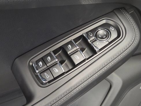 Certified 2025 Porsche Macan AWD/4WD image 15