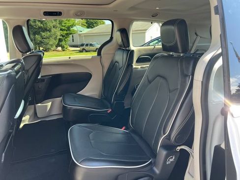 Used 2024 Chrysler Pacifica Limited w/ Uconnect Theater Family Group AWD/4WD image 5