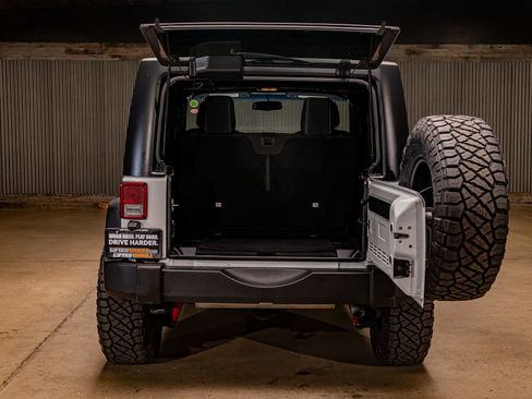 Used 2018 Jeep Wrangler Rubicon w/ Power Convenience Group image 8