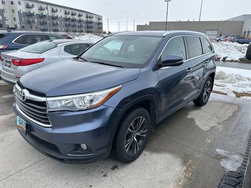 Used 2016 Toyota Highlander XLE image 3