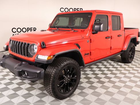 Used 2025 Jeep Gladiator Sport AWD/4WD image 8