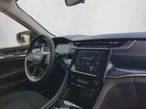Used 2023 Jeep Grand Cherokee Laredo RWD image 28