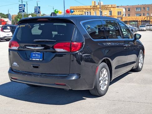 Used 2023 Chrysler Voyager LX FWD image 4