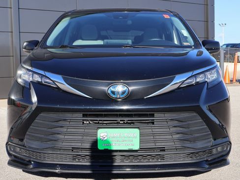 Used 2024 Toyota Sienna LE image 7