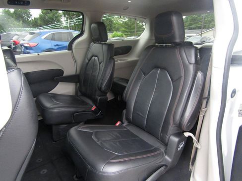 Used 2018 Chrysler Pacifica Touring-L w/ Advanced Safetytec Group FWD image 18