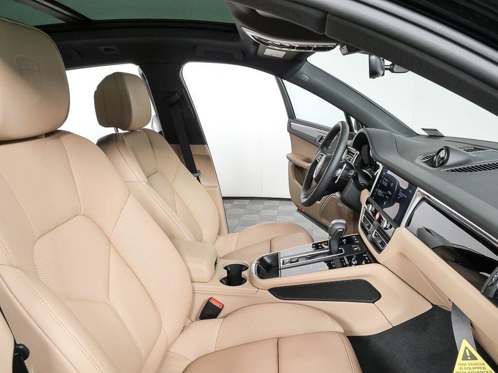 Certified 2026 Porsche Macan AWD/4WD image 23