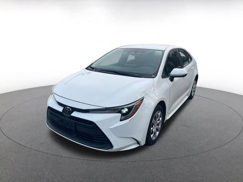 Used 2025 Toyota Corolla LE image 3