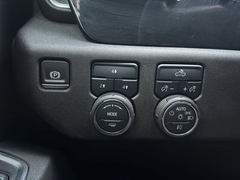 Used 2025 Chevrolet Silverado 2500 LT w/ Convenience Package image 38