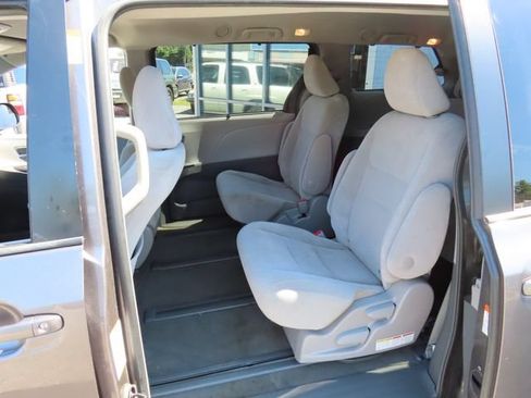 Used 2016 Toyota Sienna LE AWD/4WD image 13
