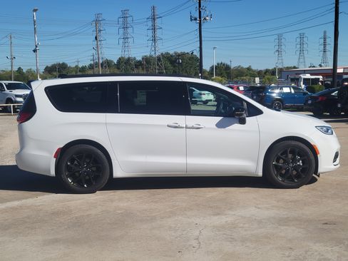 New 2026 Chrysler Pacifica Limited w/ S Appearance Package image 3