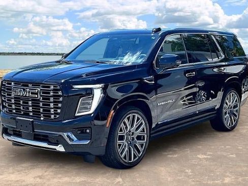 Used 2025 GMC Yukon Denali Ultimate w/ LPO, Floor Liner Package AWD/4WD image 3